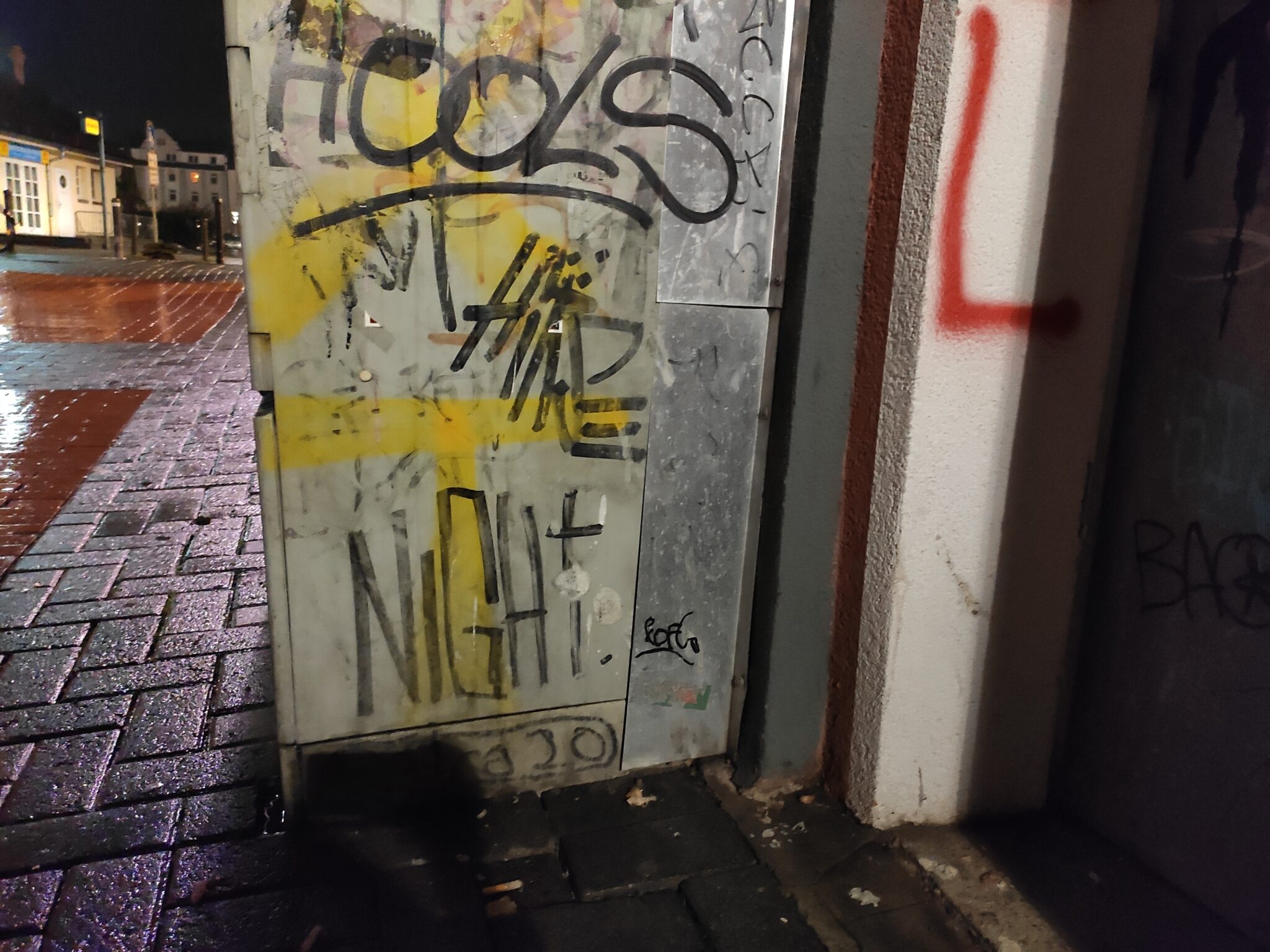 Stromkasten mit vielen Graffiti Tags.